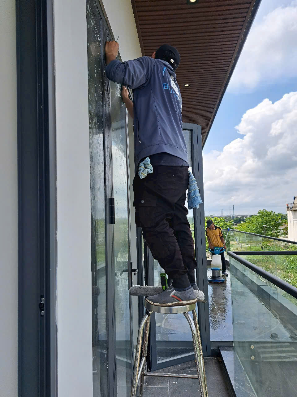 Dịch Vụ Vệ Sinh Chuyên Nghiệp Huyện Hóc Môn | Uy Tín - Giá Rẻ